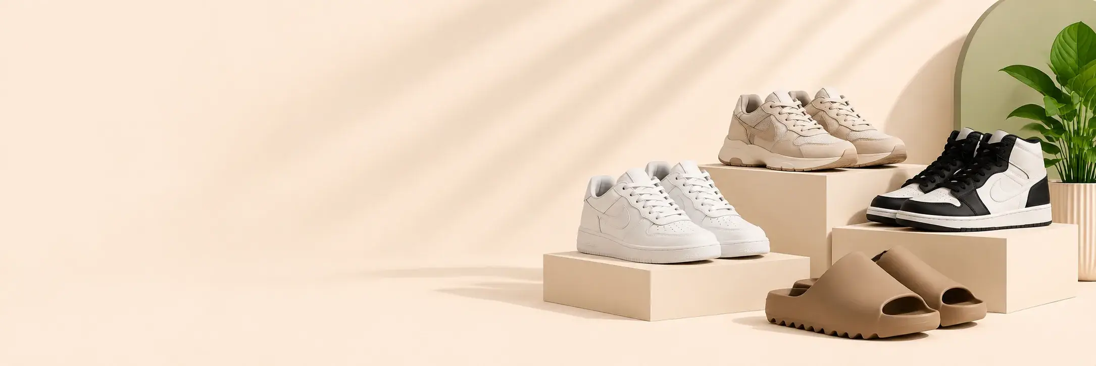 Schoenen op een zandkleurige achtergrond