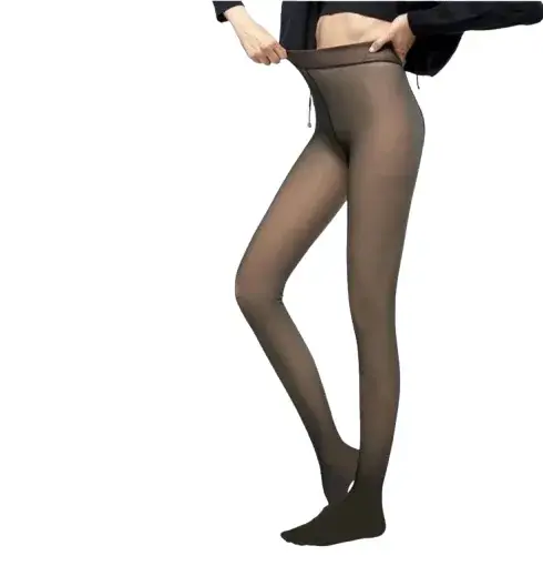 Vrouw trekt een zwarte fleece panty omhoog bij de tailleband, doorschijnend effect met warme voering