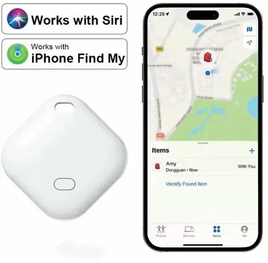 Witte mini GPS tracker naast een iPhone die de locatie toont in de Zoek mijn-app, werkt met Siri en iPhone Find My