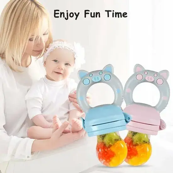 Blauwe en roze fruitspeen voor baby's met varkentjeshandvat en fruit in het siliconen netje, naast een lachende baby op schoot bij moeder, tekst Enjoy Fun Time