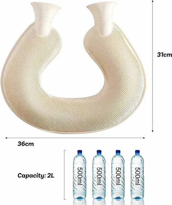 Crèmekleurige U-vormige warmwaterkruik voor in de nek met twee doppen, 36 bij 31 cm en een inhoud van 2 liter, vergeleken met vier flesjes water
