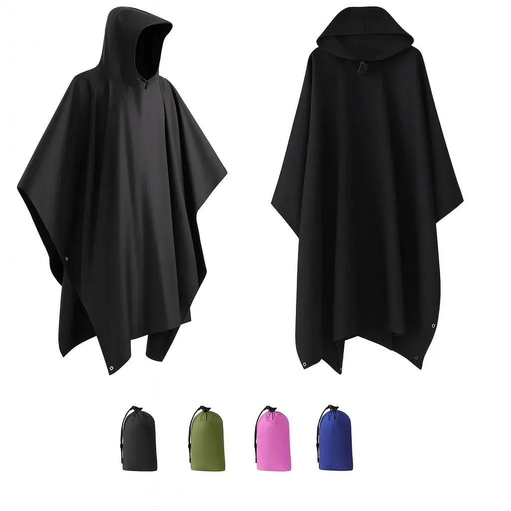 Zwarte waterdichte regenponcho met capuchon, van voren en van achteren getoond, met daaronder opbergtasjes in zwart, groen, roze en blauw