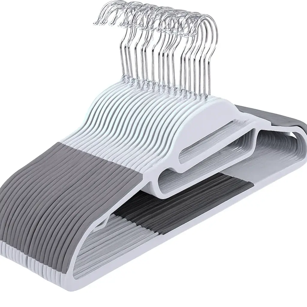 Stapel witte anti-slip kledinghangers met grijze rubberen schouderstroken en verchroomde draaibare haken