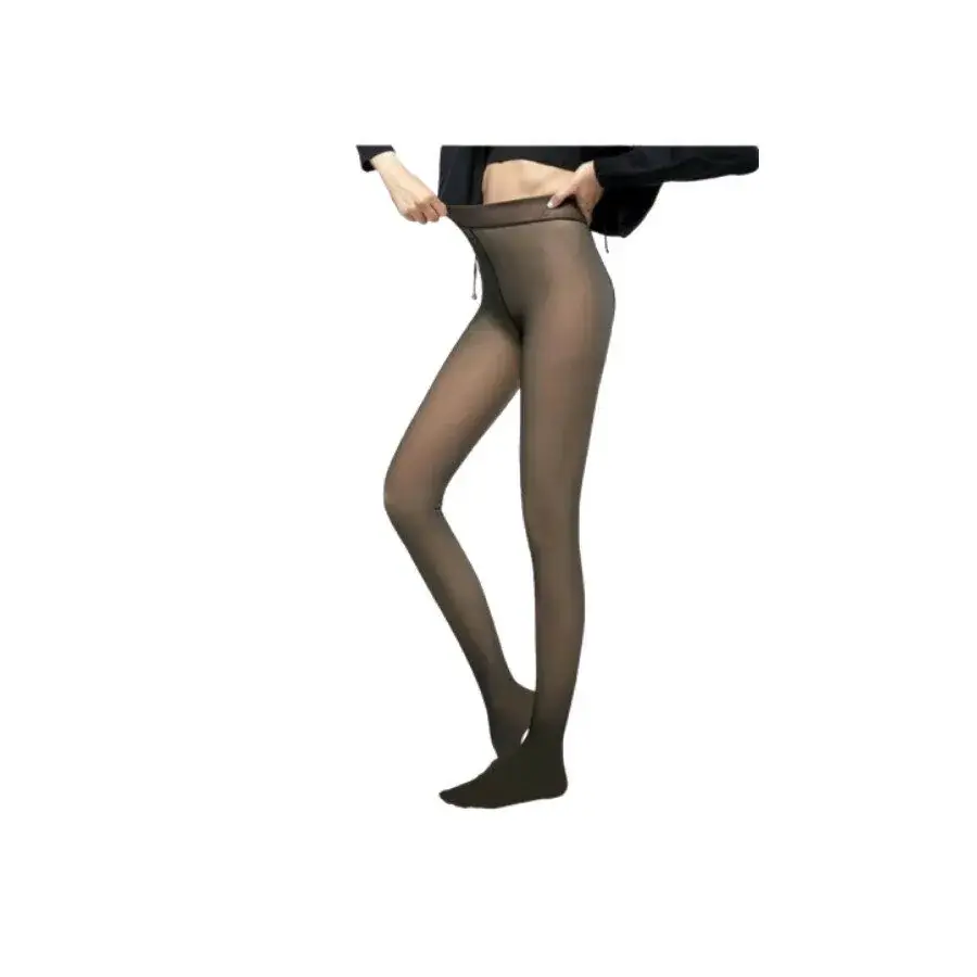Zwarte fleece panty met huidkleurige voering, gedragen door een model die de tailleband omhoog trekt