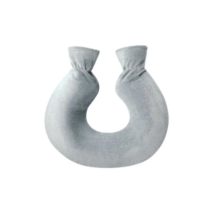 Grijze U-vormige warmwaterkruik met zachte fleece hoes, voor in de nek