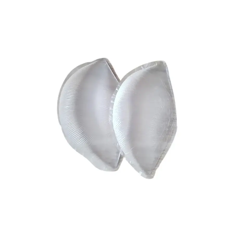 Twee transparante siliconen push up pads als BH vulling, in een lichte halvemaanvorm