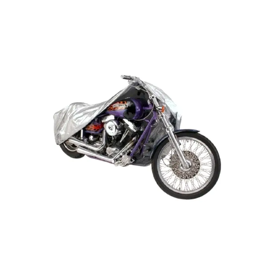 Zilvergrijze waterbestendige motorhoes half over een paarse chopper motor getrokken