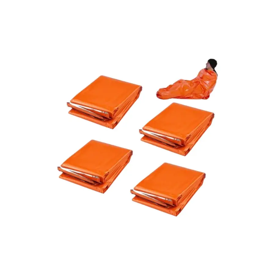 Vier opgevouwen oranje overlevingsdekens met zilveren binnenkant, met een persoon die in de nooddeken gewikkeld zit